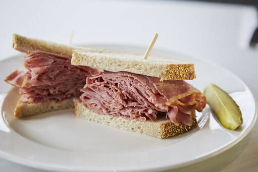 "Jumbo" Sandwich Viande Fumée / "Jumbo" Smoked Meat Sandwich