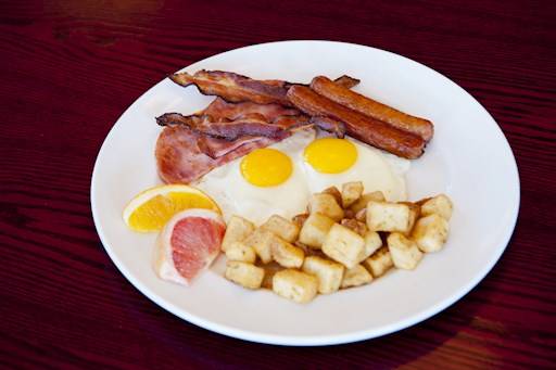 Petit Déjeuner avec 2 Ouef et choix de viande / 2 Egg Breakfast - Choice of Meat