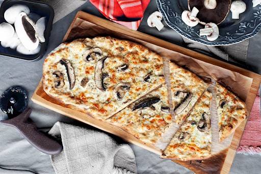 Pizza Champignons et truffe  / Mushrooms & Truffle Oil Pizza