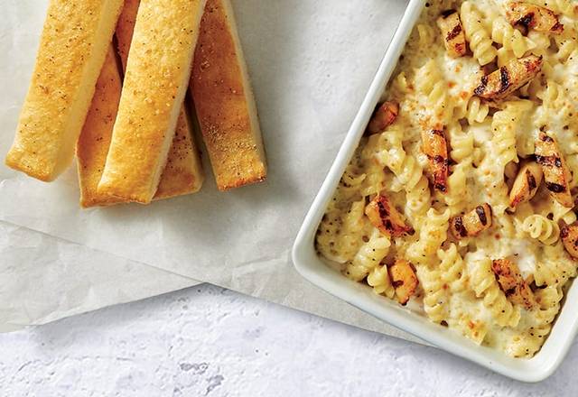 Grande Poulet Alfredo crémeux avec mini-baguettes